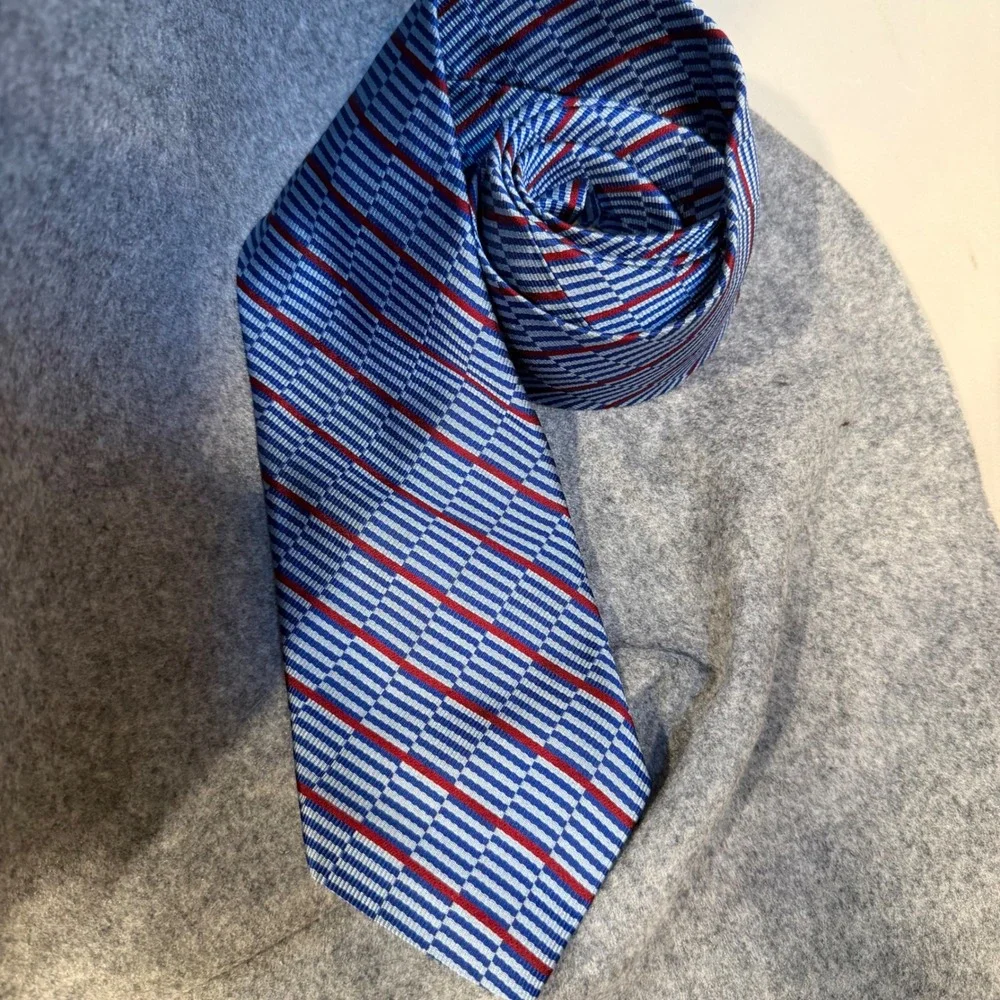 Hickey Freeman Mens Silk Tie Blue Red Striped Geometric Hand Tailored USA Made